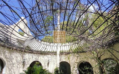 Fantastic villa with large plot, offering privacy and sea views.